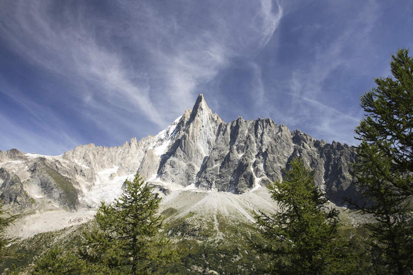 无人,横图,室外,白天,仰视,旅游,度假,石头,美景,山,山脉,植物,法国,欧洲,阿尔卑斯山,阴影,光线,石子,影子,景观,山顶,山峰,云,云朵,山峦,云彩,娱乐,树,树木,蓝色,绿色,白云,蓝天,天空,阳光,自然,群山,天,享受,休闲,景色,放松,生长,晴朗,成长,自然风光,勃朗峰,法兰西共和国,法兰西第五共和国,颠峰,极峰,石块,岩石,晴空,彩图,低角度拍摄