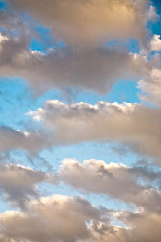 无人,竖图,室外,白天,仰视,美景,阴影,光线,影子,景观,云,云朵,云彩,蓝色,白云,蓝天,天空,阳光,自然,天,景色,晴朗,自然风光,晴空,彩图,低角度拍摄