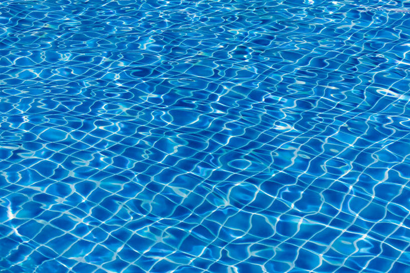 无人,体育馆,游泳池,横图,俯视,室内,特写,白天,水,阴影,波纹,透明,光线,纹路,纹理,影子,水池,水面,涟漪,泳池,蓝色,水纹,阳光,波浪,波光粼粼,游泳馆,肌理,水晕,理智,沉静,冷色,高深,冷淡,彩图,高角度拍摄
