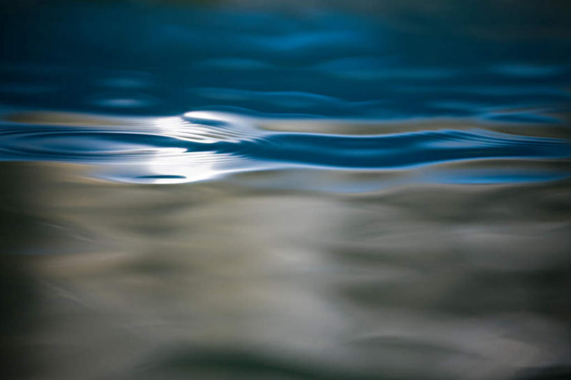 无人,横图,室外,特写,白天,正面,河流,美景,水,阴影,波纹,朦胧,模糊,光线,影子,河水,景观,水流,涟漪,倒影,水纹,阳光,自然,波浪,景色,倒映,自然风光,水晕,反照,彩图