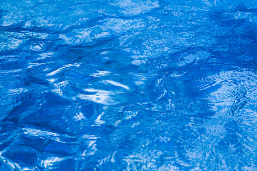 无人,体育馆,游泳池,横图,俯视,室内,特写,白天,水,阴影,波纹,透明,光线,影子,水池,水面,涟漪,泳池,蓝色,水纹,阳光,波浪,波光粼粼,游泳馆,水晕,理智,沉静,冷色,高深,冷淡,彩图,高角度拍摄