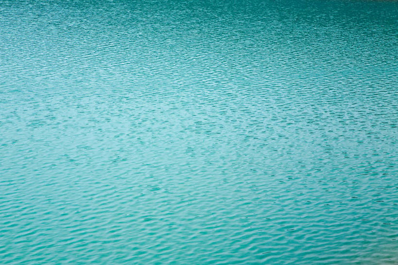 无人,横图,俯视,室外,白天,湖,湖泊,美景,水,阴影,波纹,透明,光线,影子,湖面,景观,水流,水面,涟漪,蓝色,倒影,水纹,阳光,自然,波浪,湖水,景色,倒映,自然风光,水晕,理智,沉静,冷色,高深,冷淡,反照,彩图,高角度拍摄