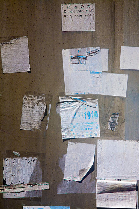 无人,竖图,室内,特写,白天,正面,静物,许多,破旧,陈旧,材料,档案,文件,纸,墙,凌乱,墙壁,墙面,排列,手稿,资料,证明,混乱,文档,摆列,纷乱,缭乱,庞杂,彩图,布列,分列