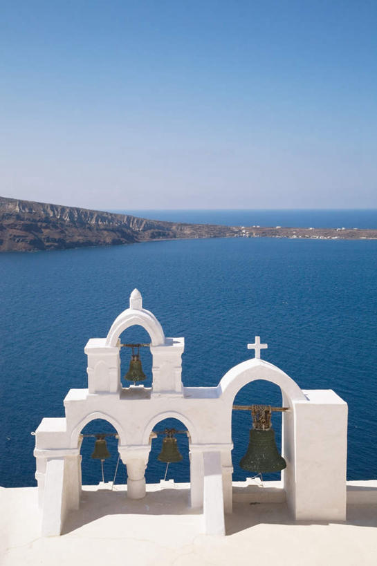 无人,教堂,竖图,室外,白天,正面,旅游,度假,海浪,海洋,山,山脉,标志建筑,地标,建筑,希腊,欧洲,阴影,节日,光线,十字架,影子,浪花,山峰,水平线,辽阔,海平线,山峦,文化,娱乐,建设,祈愿,一个,蓝色,蓝天,天空,阳光,海水,群山,天,祈祷,享受,休闲,广阔,健康,旅游胜地,放松,许愿,宗教,信仰,晴朗,单个,纪念,一望无际,祈求,信号,基克拉迪群岛,圣托里尼岛,报时,海景,信念,希腊共和国,万里无云,召集,无边无际,一马平川,基克拉泽斯群岛,鸣钟,平安,钟,大海,风浪,海,海水的波动,近岸浪,涌浪,晴空,晴空万里,彩图,大教堂,礼拜堂,水天相接,水天一线