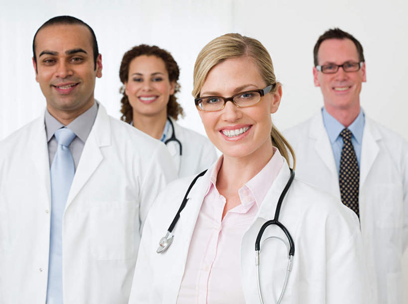 西方人,四个人,同事,医生,站,笑,微笑,露齿笑,横图,室内,白天,白色背景,正面,工作服,制服,成功,合作,团队,集体,信心,欧洲,欧洲人,亚洲,眼镜,墙,领带,注视,队伍,墙壁,墙面,一个,白色,听诊器,观察,看,站着,医护人员,医疗人员,摄影,影棚,单个,观看,察看,医疗设备,领导,成就,关注,医疗器械,医疗工具,合伙,领袖,近视眼镜,两幅,工作制服,检测工具,男人,男性,年轻女性,女人,女性,中年男性,中年女性,白种人,亚洲人,印度人,大夫,站立,半身,彩图,影棚拍摄,工作套服,拍摄