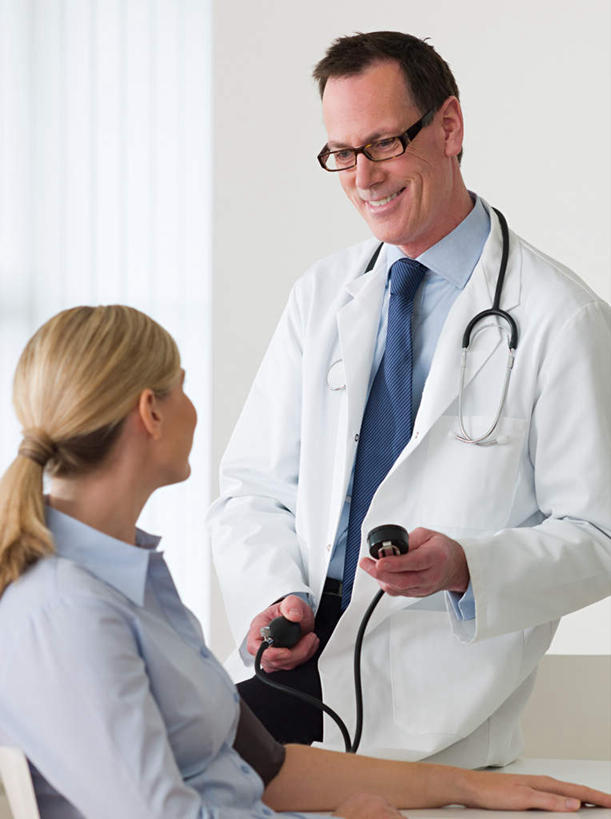 西方人,两个人,医生,病人,坐,笑,微笑,露齿笑,竖图,室内,白天,正面,工作服,制服,欧洲,欧洲人,一副,测量,眼镜,刻度,墙,领带,注视,相视,墙壁,墙面,一个,白色,听诊器,观察,看,医护人员,医疗人员,面对面,单个,观看,测量工具,对视,察看,医疗设备,血压计,互视,关注,病患,医疗器械,相对,医疗工具,近视眼镜,相看,量具,量仪,血压表,工作制服,检测工具,男人,男性,女人,女性,中年男性,中年女性,白种人,大夫,患者,就医者,坐着,半身,彩图,工作套服