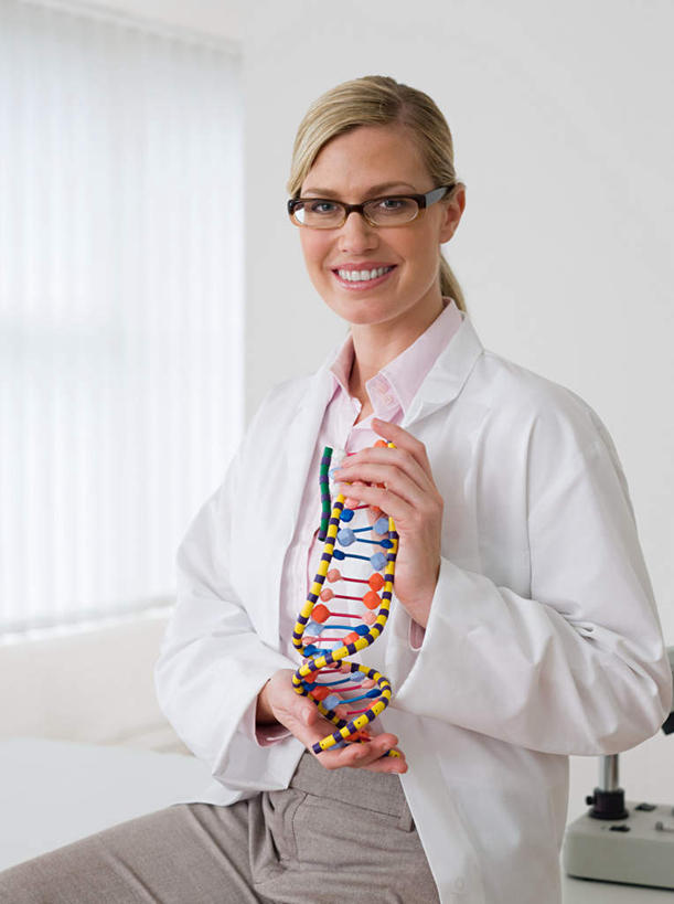 西方人,一个人,医生,坐,笑,微笑,露齿笑,竖图,室内,白天,正面,工作服,制服,窗户,欧洲,欧洲人,仅一个女性,仅一个人,一副,握,科学,基因,眼镜,墙,注视,玻璃窗,墙壁,墙面,白色,模型,观察,看,仅一个中年女性,医护人员,医疗人员,生物,握着,遗传,观看,察看,脱氧核糖核酸,关注,近视眼镜,DNA分子,去氧核糖核酸,遗传信息,遗传因子,遗传学,工作制服,女人,女性,中年女性,白种人,大夫,坐着,半身,彩图,工作套服