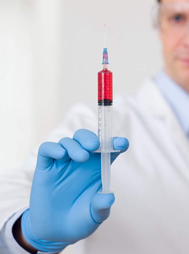 西方人,手,一个人,医生,站,竖图,室内,特写,白天,白色背景,正面,工作服,制服,欧洲,欧洲人,仅一个男性,仅一个人,仅一个中年男性,朦胧,模糊,液体,墙,注视,墙壁,墙面,一个,红色,蓝色,白色,手套,观察,看,站着,医护人员,医疗人员,手部,橡胶,针管,针筒,注射,单个,观看,单手,察看,医疗,医疗设备,注射器,关注,橡胶手套,橡胶制品,医用手套,工作制服,男人,男性,中年男性,白种人,大夫,站立,半身,彩图,工作套服