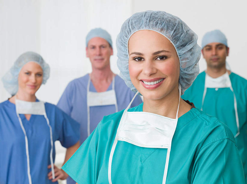 西方人,四个人,同事,医生,站,笑,微笑,露齿笑,横图,室内,白天,白色背景,正面,工作服,制服,成功,合作,团队,集体,信心,帽子,欧洲,欧洲人,亚洲,分离,墙,过滤,分开,注视,队伍,墙壁,墙面,白色,口罩,观察,看,站着,四个,医护人员,医疗人员,隔断,遮掩,观看,隔离,察看,卫生,领导,掩盖,遮挡,成就,关注,净化,间隔,预防,合伙,领袖,遮盖,防尘,医生帽,掩饰,四顶,断绝,隔开,屏蔽,屏绝,远离,中断,阻遏,阻隔,工作制服,男人,男性,年轻女性,女人,女性,中年男性,中年女性,白种人,亚洲人,印度人,大夫,站立,半身,彩图,工作套服