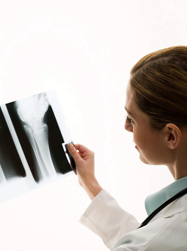 西方人,骨骼,一个人,医生,站,竖图,x光片,室内,白天,白色背景,侧面,工作服,制服,欧洲,欧洲人,仅一个女性,仅一个人,握,辐射,科学,医学,墙,骨头,注视,墙壁,墙面,白色,观察,看,站着,仅一个中年女性,医护人员,医疗人员,握着,观看,骨架,察看,医疗,科学技术,x射线,关注,x光,工作制服,女人,女性,中年女性,白种人,大夫,站立,半身,彩图,工作套服,电磁波,电磁辐射