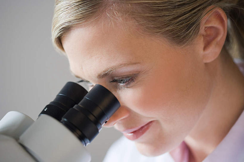 西方人,脸,头,脸颊,一个人,医生,站,横图,室内,特写,白天,侧面,工作服,制服,仪器,欧洲,欧洲人,仅一个女性,仅一个人,握,灰色背景,检查,反射,分析,科学,显微镜,墙,注视,肩膀,墙壁,墙面,一个,白色,观察,看,站着,仅一个中年女性,医护人员,医疗人员,眯眼,清晰,探索,眯,握着,摄影,影棚,放大,单个,观看,仔细,透镜,察看,凸透镜,聚焦,关注,光学,清楚,工作制服,女人,女性,中年女性,白种人,头部,脸部,脸蛋,面部,大夫,站立,半身,彩图,影棚拍摄,工作套服,拍摄