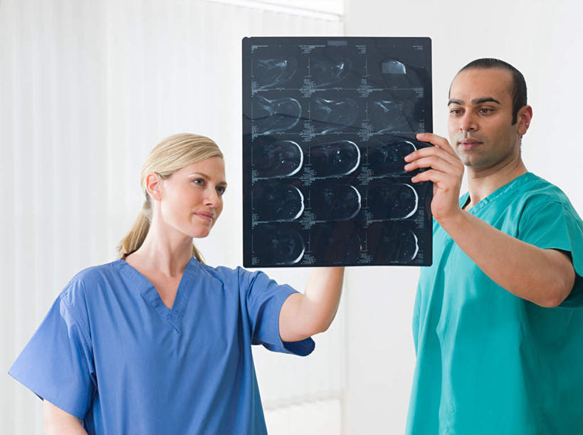 西方人,两个人,同事,医生,医院,站,举,横图,x光片,室内,白天,正面,工作服,制服,成功,合作,团队,集体,信心,欧洲,欧洲人,亚洲,握,指,辐射,科学,医学,墙,注视,指点,队伍,墙壁,墙面,蓝色,绿色,白色,观察,看,托,站着,医护人员,医疗人员,握着,观看,察看,医疗,科学技术,x射线,领导,指向,成就,关注,x光,合伙,领袖,医疗机构,工作制服,男人,男性,女人,女性,中年男性,中年女性,白种人,亚洲人,印度人,大夫,举起,举手,举着,向上举,向上伸,向上托,站立,半身,彩图,工作套服,病院,诊所,电磁波,电磁辐射