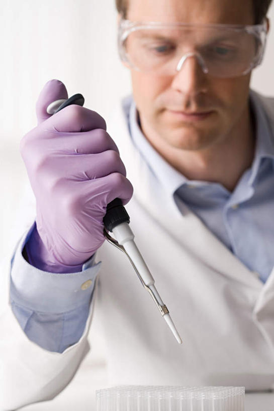 西方人,脸,头,脸颊,手,一个人,医生,医院,坐,竖图,室内,特写,白天,正面,工作服,制服,安全,实验,仪器,欧洲,欧洲人,仅一个男性,仅一个人,仅一个中年男性,一副,朦胧,模糊,研究,透明,分析,化学,测试,滴管,眼镜,墙,防护,注视,墙壁,墙面,玻璃制品,一个,白色,手套,低头,观察,看,医护人员,医疗人员,手部,橡胶,器皿,单个,观看,护目镜,保护,单手,察看,关注,保险,橡胶手套,计量,橡胶制品,医疗机构,玻璃仪器,试验耗材,实验用品,医用手套,保全,周全,安稳,安定,安全防护眼镜,工作制服,平安,男人,男性,中年男性,白种人,头部,脸部,脸蛋,面部,大夫,坐着,半身,彩图,工作套服,病院,诊所,防护眼镜