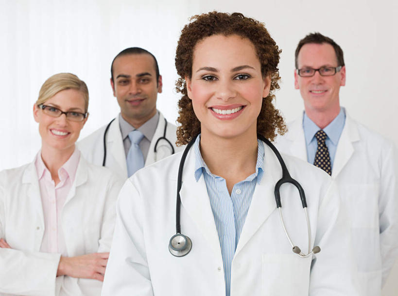 西方人,四个人,同事,医生,站,笑,微笑,露齿笑,横图,室内,白天,白色背景,正面,工作服,制服,成功,合作,团队,集体,信心,欧洲,欧洲人,亚洲,眼镜,墙,领带,注视,队伍,墙壁,墙面,一个,白色,听诊器,观察,看,站着,医护人员,医疗人员,摄影,影棚,单个,观看,察看,医疗设备,领导,成就,关注,医疗器械,医疗工具,合伙,领袖,近视眼镜,两幅,工作制服,检测工具,男人,男性,年轻女性,女人,女性,中年男性,中年女性,白种人,亚洲人,印度人,大夫,站立,半身,彩图,影棚拍摄,工作套服,拍摄