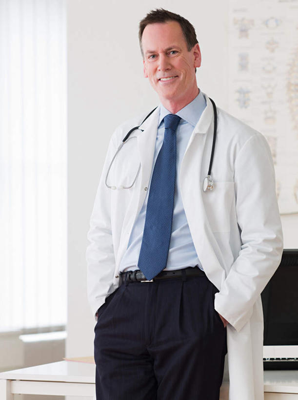 西方人,一个人,医生,医院,站,笑,微笑,露齿笑,竖图,室内,白天,正面,工作服,制服,欧洲,欧洲人,仅一个男性,仅一个人,仅一个中年男性,办公桌,墙,领带,注视,墙壁,墙面,一个,白色,听诊器,观察,看,站着,医护人员,医疗人员,单个,观看,察看,医疗设备,双手插袋,关注,医疗器械,手插袋,医疗工具,医疗机构,双手抄兜,双手放兜,工作制服,检测工具,男人,男性,中年男性,白种人,大夫,插兜,两手抄兜,两手放兜,手插兜,手放口袋,站立,半身,彩图,工作套服,病院,诊所,手抄兜