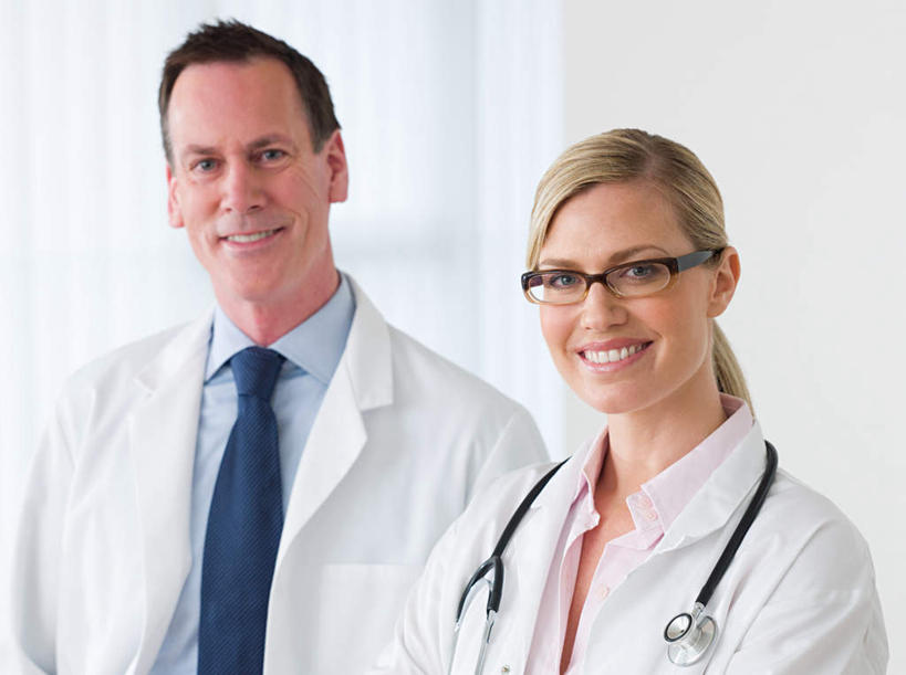 西方人,两个人,同事,医生,医院,站,笑,微笑,露齿笑,横图,室内,白天,正面,工作服,制服,成功,合作,团队,集体,信心,窗帘,欧洲,欧洲人,一副,装饰,眼镜,墙,领带,注视,队伍,墙壁,墙面,一个,白色,帘子,听诊器,观察,看,站着,医护人员,医疗人员,遮阳,单个,观看,华丽,修饰,点缀,察看,医疗设备,领导,成就,关注,医疗器械,医疗工具,合伙,领袖,近视眼镜,医疗机构,衬托,美观,雅致,雅观,工作制服,检测工具,年轻女性,女人,女性,中年女性,白种人,大夫,站立,半身,彩图,工作套服,病院,诊所