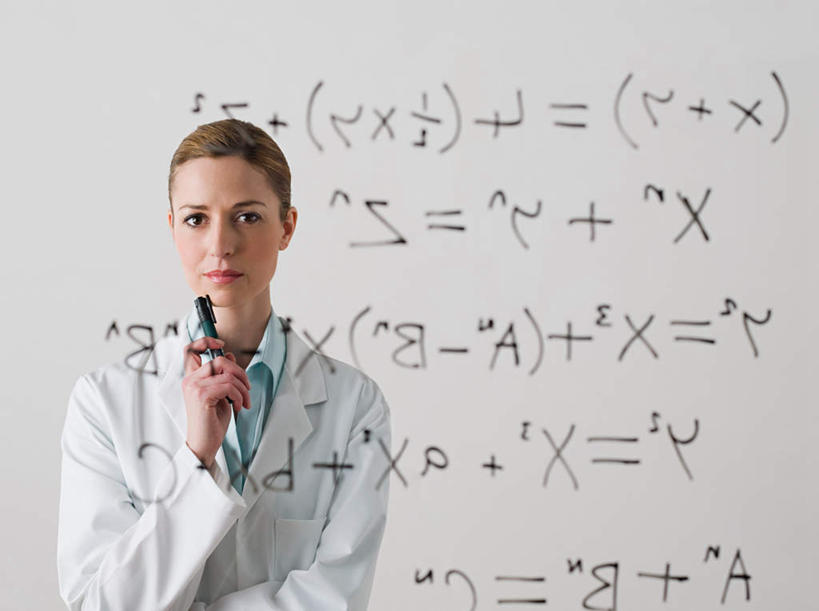 西方人,一个人,医生,站,横图,室内,白天,白色背景,正面,工作服,制服,欧洲,欧洲人,仅一个女性,仅一个人,握,笔,标志,数字,文字,字符,墙,办公用品,注视,标识,水笔,墙壁,墙面,文具,白色,白板,学习用品,观察,看,站着,仅一个中年女性,医护人员,医疗人员,思考,握着,阿拉伯数字,观看,文具用品,一支,察看,关注,数学,记录板,记事板,思虑,工作制服,女人,女性,中年女性,白种人,大夫,站立,半身,彩图,工作套服