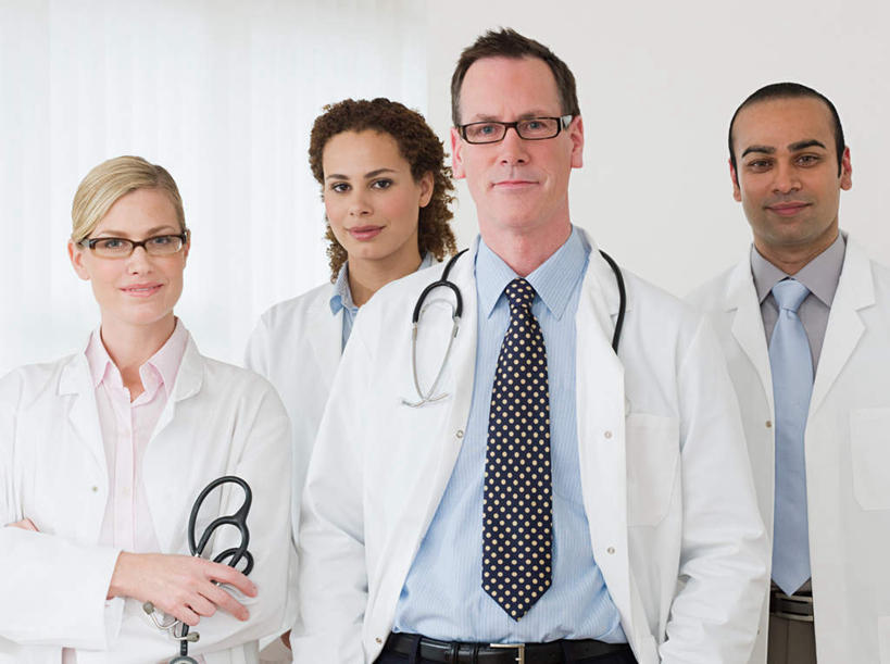 西方人,四个人,同事,医生,站,笑,微笑,露齿笑,横图,室内,白天,白色背景,正面,工作服,制服,成功,合作,团队,集体,信心,欧洲,欧洲人,亚洲,握,眼镜,墙,领带,注视,队伍,墙壁,墙面,一个,白色,听诊器,观察,看,站着,医护人员,医疗人员,握着,摄影,影棚,单个,观看,察看,医疗设备,领导,双手插袋,成就,关注,医疗器械,手插袋,医疗工具,合伙,领袖,近视眼镜,双手抄兜,双手放兜,两幅,工作制服,检测工具,男人,男性,年轻女性,女人,女性,中年男性,中年女性,白种人,亚洲人,印度人,大夫,插兜,两手抄兜,两手放兜,手插兜,手放口袋,站立,半身,彩图,影棚拍摄,工作套服,拍摄,手抄兜