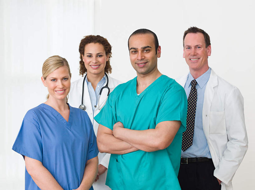 西方人,四个人,同事,医生,站,笑,双手交叉,微笑,露齿笑,横图,室内,白天,白色背景,正面,工作服,制服,成功,合作,团队,集体,信心,欧洲,欧洲人,亚洲,墙,领带,注视,队伍,墙壁,墙面,一个,白色,听诊器,观察,看,站着,医护人员,医疗人员,摄影,影棚,单个,观看,察看,医疗设备,领导,双手抱胸,成就,关注,医疗器械,医疗工具,合伙,领袖,工作制服,检测工具,男人,男性,年轻女性,女人,女性,中年男性,中年女性,白种人,亚洲人,印度人,大夫,站立,半身,彩图,影棚拍摄,工作套服,拍摄