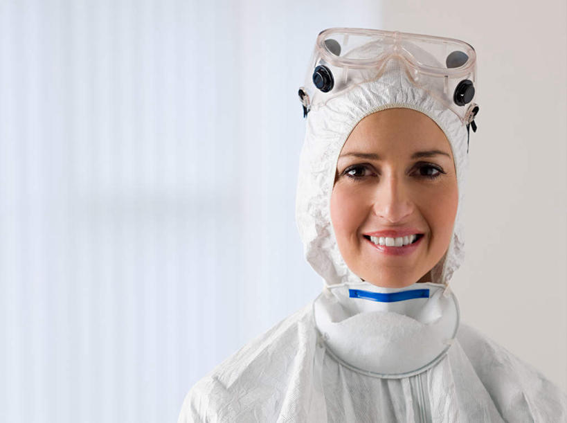 西方人,脸,头,脸颊,一个人,医生,医院,站,笑,微笑,露齿笑,横图,室内,特写,白天,正面,工作服,制服,安全,欧洲,欧洲人,仅一个女性,仅一个人,一副,分离,眼镜,墙,防护,过滤,分开,注视,肩膀,墙壁,墙面,一个,白色,口罩,观察,看,站着,仅一个中年女性,医护人员,医疗人员,隔断,遮掩,单个,观看,护目镜,保护,隔离,察看,卫生,掩盖,遮挡,关注,净化,间隔,保险,预防,遮盖,防尘,医疗机构,保全,周全,安稳,安定,掩饰,断绝,隔开,屏蔽,屏绝,远离,中断,阻遏,阻隔,安全防护眼镜,工作制服,平安,女人,女性,中年女性,白种人,头部,脸部,脸蛋,面部,大夫,站立,半身,彩图,工作套服,病院,诊所,防护眼镜