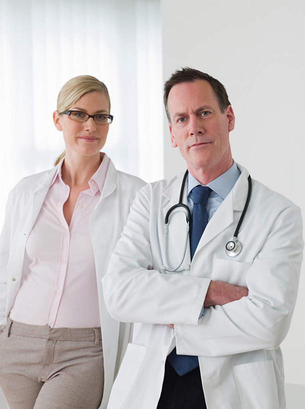 西方人,两个人,同事,医生,医院,站,笑,双手交叉,微笑,露齿笑,竖图,室内,白天,正面,工作服,制服,成功,合作,团队,集体,信心,窗户,欧洲,欧洲人,一副,眼镜,墙,领带,注视,队伍,玻璃窗,墙壁,墙面,一个,白色,听诊器,观察,看,站着,医护人员,医疗人员,单个,观看,察看,医疗设备,领导,双手抱胸,成就,关注,医疗器械,医疗工具,合伙,领袖,近视眼镜,医疗机构,工作制服,检测工具,男人,男性,女人,女性,中年男性,中年女性,白种人,大夫,站立,半身,彩图,工作套服,病院,诊所