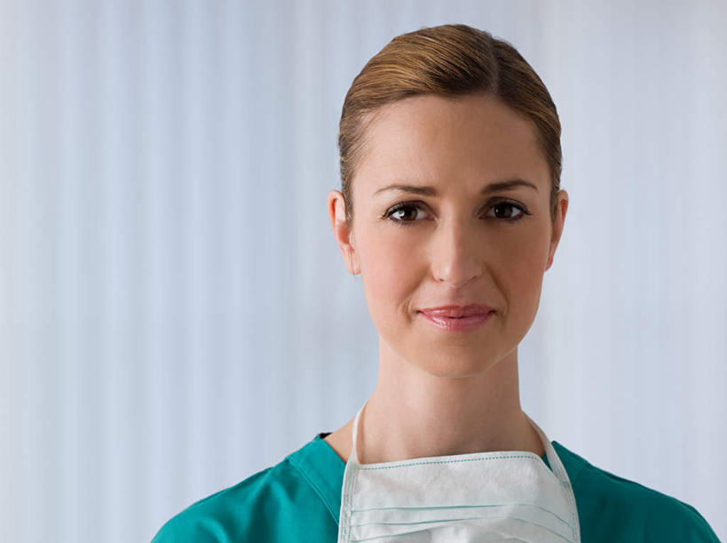 西方人,脸,头,脸颊,一个人,医生,医院,站,笑,微笑,横图,室内,特写,白天,正面,工作服,制服,窗帘,欧洲,欧洲人,仅一个女性,仅一个人,装饰,分离,墙,过滤,分开,注视,肩膀,墙壁,墙面,一个,白色,帘子,口罩,观察,看,站着,仅一个中年女性,医护人员,医疗人员,遮阳,隔断,遮掩,单个,观看,隔离,华丽,修饰,点缀,察看,卫生,掩盖,遮挡,关注,净化,间隔,预防,遮盖,防尘,医疗机构,衬托,美观,雅致,雅观,掩饰,断绝,隔开,屏蔽,屏绝,远离,中断,阻遏,阻隔,工作制服,女人,女性,中年女性,白种人,头部,脸部,脸蛋,面部,大夫,站立,半身,彩图,工作套服,病院,诊所