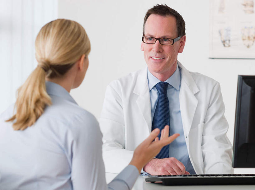 西方人,背部,两个人,医生,病人,医院,坐,说,横图,室内,白天,正面,工作服,制服,讨论,电脑,显示器,鼠标,键盘,欧洲,欧洲人,一副,网络,眼镜,办公桌,墙,领带,注视,输入设备,通讯设备,相视,墙壁,墙面,一个,白色,听诊器,观察,看,医护人员,医疗人员,面对面,台式电脑,单个,观看,对视,一台,察看,医疗设备,互视,关注,病患,医疗器械,通信设备,相对,医疗工具,近视眼镜,输出设备,医疗机构,相看,工作制服,检测工具,交流,男人,男性,女人,女性,中年男性,中年女性,白种人,大夫,患者,就医者,沟通,讲话,交谈,商讨,说话,谈话,坐着,半身,彩图,工作套服,病院,诊所