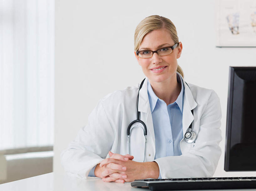 西方人,一个人,医生,医院,坐,笑,微笑,露齿笑,横图,室内,白天,正面,工作服,制服,电脑,显示器,鼠标,键盘,窗帘,欧洲,欧洲人,仅一个女性,仅一个人,一副,握,装饰,网络,材料,档案,文件,眼镜,办公桌,墙,注视,输入设备,通讯设备,墙壁,墙面,一个,白色,帘子,听诊器,资料,观察,看,仅一个中年女性,医护人员,医疗人员,遮阳,台式电脑,握着,单个,观看,华丽,修饰,一台,一份,点缀,察看,医疗设备,关注,文档,医疗器械,通信设备,医疗工具,近视眼镜,输出设备,医疗机构,衬托,美观,雅致,雅观,工作制服,检测工具,女人,女性,中年女性,白种人,大夫,坐着,半身,彩图,工作套服,病院,诊所