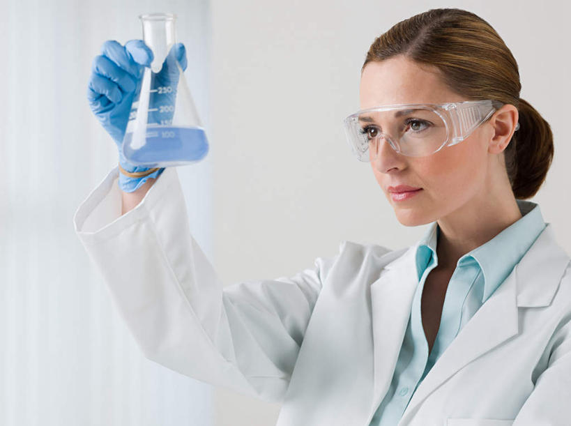 西方人,一个人,医生,医院,站,举,横图,室内,白天,正面,工作服,制服,安全,实验,仪器,窗户,欧洲,欧洲人,仅一个女性,仅一个人,一副,摇摆,研究,透明,分析,化学,测试,烧瓶,眼镜,液体,墙,防护,注视,玻璃窗,墙壁,墙面,玻璃制品,一个,蓝色,白色,玻璃瓶,瓶子,手套,观察,看,托,站着,仅一个中年女性,医护人员,医疗人员,橡胶,器皿,单个,观看,护目镜,保护,察看,关注,保险,橡胶手套,摇晃,橡胶制品,医疗机构,玻璃仪器,试验耗材,实验用品,平底烧瓶,医用手套,保全,周全,安稳,安定,安全防护眼镜,工作制服,平安,女人,女性,中年女性,白种人,大夫,举起,举手,举着,向上举,向上伸,向上托,站立,半身,彩图,工作套服,病院,诊所,防护眼镜