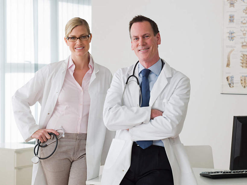 西方人,两个人,同事,医生,医院,站,笑,双手交叉,微笑,露齿笑,横图,室内,白天,正面,工作服,制服,成功,合作,团队,集体,信心,窗户,欧洲,欧洲人,握,墙,领带,注视,手叉腰,队伍,玻璃窗,墙壁,墙面,两个,白色,听诊器,叉腰,观察,看,站着,医护人员,医疗人员,握着,观看,察看,医疗设备,领导,双手抱胸,成就,关注,挂画,医疗器械,医疗工具,合伙,领袖,医疗机构,工作制服,检测工具,男人,男性,女人,女性,中年男性,中年女性,白种人,大夫,站立,半身,彩图,工作套服,病院,诊所