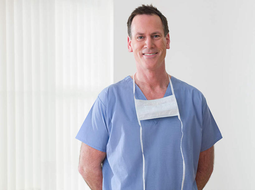 西方人,一个人,医生,医院,站,笑,微笑,露齿笑,横图,室内,白天,正面,工作服,制服,窗帘,欧洲,欧洲人,仅一个男性,仅一个人,仅一个中年男性,装饰,分离,墙,过滤,分开,注视,墙壁,墙面,一个,蓝色,白色,帘子,口罩,观察,看,站着,医护人员,医疗人员,遮阳,隔断,遮掩,单个,观看,隔离,华丽,修饰,点缀,察看,卫生,掩盖,遮挡,关注,净化,间隔,预防,遮盖,防尘,医疗机构,衬托,美观,雅致,雅观,掩饰,断绝,隔开,屏蔽,屏绝,远离,中断,阻遏,阻隔,工作制服,男人,男性,中年男性,白种人,大夫,站立,半身,彩图,工作套服,病院,诊所