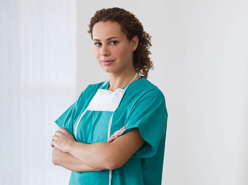 西方人,一个人,医生,医院,站,双手交叉,横图,室内,白天,正面,工作服,制服,欧洲,欧洲人,仅一个年轻女性,仅一个女性,仅一个人,分离,墙,过滤,分开,注视,墙壁,墙面,一个,绿色,白色,口罩,观察,看,站着,医护人员,医疗人员,隔断,遮掩,单个,观看,隔离,察看,卫生,掩盖,双手抱胸,遮挡,关注,净化,间隔,预防,遮盖,防尘,医疗机构,掩饰,断绝,隔开,屏蔽,屏绝,远离,中断,阻遏,阻隔,工作制服,年轻女性,女人,女性,白种人,大夫,站立,半身,彩图,工作套服,病院,诊所