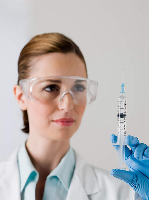 西方人,脸,头,脸颊,一个人,医生,医院,站,笑,微笑,竖图,室内,特写,白天,白色背景,正面,工作服,制服,安全,欧洲,欧洲人,仅一个女性,仅一个人,一副,握,眼镜,墙,防护,注视,肩膀,墙壁,墙面,一个,蓝色,白色,手套,观察,看,站着,仅一个中年女性,医护人员,医疗人员,橡胶,针管,针筒,握着,注射,单个,观看,护目镜,保护,察看,医疗,医疗设备,注射器,关注,保险,橡胶手套,橡胶制品,医疗机构,医用手套,保全,周全,安稳,安定,安全防护眼镜,工作制服,平安,女人,女性,中年女性,白种人,头部,脸部,脸蛋,面部,大夫,站立,半身,彩图,工作套服,病院,诊所,防护眼镜