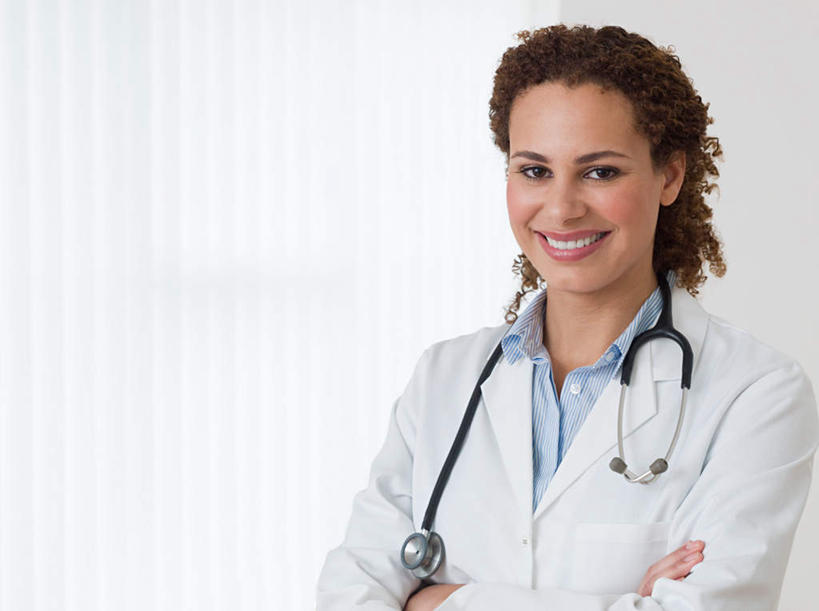 西方人,一个人,医生,医院,站,笑,双手交叉,微笑,露齿笑,横图,室内,白天,正面,工作服,制服,窗帘,欧洲,欧洲人,仅一个女性,仅一个人,装饰,墙,注视,墙壁,墙面,一个,白色,帘子,听诊器,观察,看,站着,仅一个中年女性,医护人员,医疗人员,遮阳,单个,观看,华丽,修饰,点缀,察看,医疗设备,双手抱胸,关注,医疗器械,医疗工具,医疗机构,衬托,美观,雅致,雅观,工作制服,检测工具,女人,女性,中年女性,白种人,大夫,站立,半身,彩图,工作套服,病院,诊所