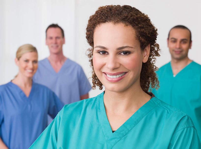 西方人,脸,头,脸颊,四个人,同事,医生,站,笑,微笑,露齿笑,横图,室内,特写,白天,白色背景,正面,工作服,制服,成功,合作,团队,集体,信心,欧洲,欧洲人,亚洲,分离,墙,过滤,分开,注视,队伍,肩膀,墙壁,墙面,白色,口罩,观察,看,站着,四个,医护人员,医疗人员,隔断,遮掩,观看,隔离,察看,卫生,领导,掩盖,遮挡,成就,关注,净化,间隔,预防,合伙,领袖,遮盖,防尘,掩饰,断绝,隔开,屏蔽,屏绝,远离,中断,阻遏,阻隔,工作制服,男人,男性,年轻女性,女人,女性,中年男性,中年女性,白种人,亚洲人,印度人,头部,脸部,脸蛋,面部,大夫,站立,半身,彩图,工作套服