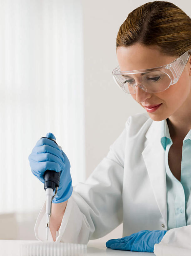 西方人,脸,头,脸颊,一个人,医生,医院,坐,竖图,室内,白天,正面,工作服,制服,安全,实验,仪器,欧洲,欧洲人,仅一个女性,仅一个人,一副,研究,透明,分析,化学,测试,滴管,眼镜,墙,防护,注视,墙壁,墙面,玻璃制品,一个,白色,手套,低头,观察,看,仅一个中年女性,医护人员,医疗人员,橡胶,器皿,单个,观看,护目镜,保护,察看,关注,保险,橡胶手套,计量,橡胶制品,医疗机构,玻璃仪器,试验耗材,实验用品,医用手套,保全,周全,安稳,安定,安全防护眼镜,工作制服,平安,女人,女性,中年女性,白种人,头部,脸部,脸蛋,面部,大夫,坐着,半身,彩图,工作套服,病院,诊所,防护眼镜