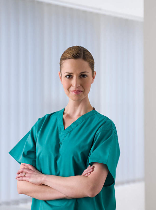 西方人,一个人,医生,医院,站,笑,双手交叉,微笑,竖图,室内,白天,正面,工作服,制服,窗户,窗帘,欧洲,欧洲人,仅一个女性,仅一个人,装饰,墙,注视,玻璃窗,墙壁,墙面,绿色,白色,帘子,观察,看,站着,仅一个中年女性,医护人员,医疗人员,遮阳,观看,华丽,修饰,点缀,察看,双手抱胸,关注,医疗机构,衬托,美观,雅致,雅观,工作制服,女人,女性,中年女性,白种人,大夫,站立,半身,彩图,工作套服,病院,诊所