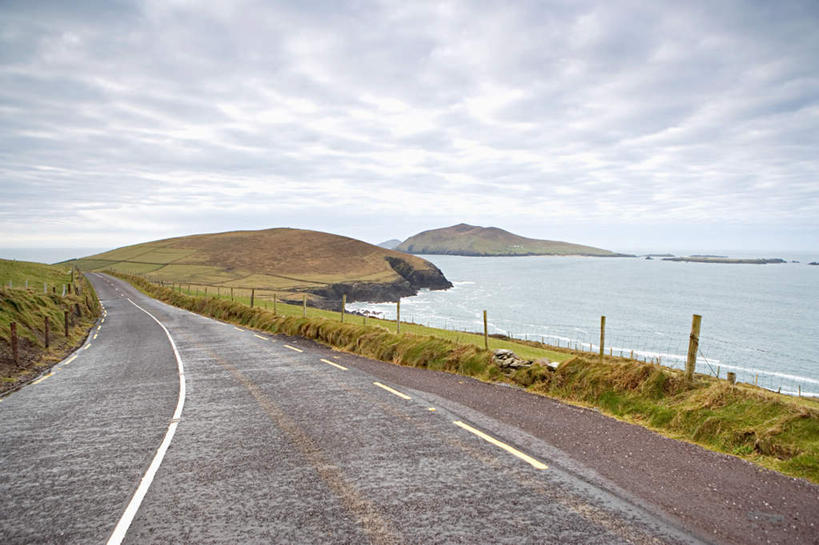 无人,横图,室外,白天,正面,旅游,度假,海浪,海洋,美景,沙滩,山,山脉,道路,路,公路,爱尔兰,欧洲,阴影,光线,沙子,影子,海岸,景观,浪花,山峰,云,云朵,分界线,停车线,交通,沙地,山峦,云彩,娱乐,蓝色,白云,蓝天,天空,阳光,自然,海水,群山,天,享受,休闲,景色,放松,晴朗,车行道,车行道分界线,西欧,自然风光,标线,海景,车行线,芒斯特省,爱尔兰共和国,克莱尔郡,芒斯特,大海,风浪,海,海水的波动,海滩,近岸浪,涌浪,晴空,马路,彩图