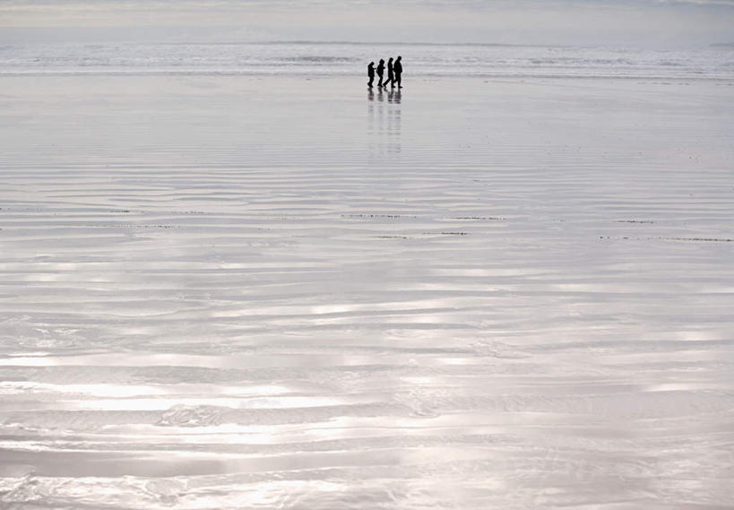 西方人,伙伴,朋友,走,横图,室外,白天,旅游,度假,友谊,日出,海浪,海洋,美景,沙滩,太阳,爱尔兰,欧洲,欧洲人,阴影,服装,光线,沙子,影子,海岸,景观,浪花,朝霞,晨曦,黎明,沙地,许多人,注视,休闲装,娱乐,背面,衣服,阳光,自然,海水,观察,看,一群人,享受,休闲,休闲服,景色,放松,服饰,观看,察看,西欧,关注,自然风光,海景,芒斯特省,爱尔兰共和国,芒斯特,友情,男人,男性,年轻男性,年轻女性,女人,女性,白种人,大海,风浪,海,海水的波动,海滩,近岸浪,涌浪,朝阳,步行,散步,走路,彩图,全身,破晓