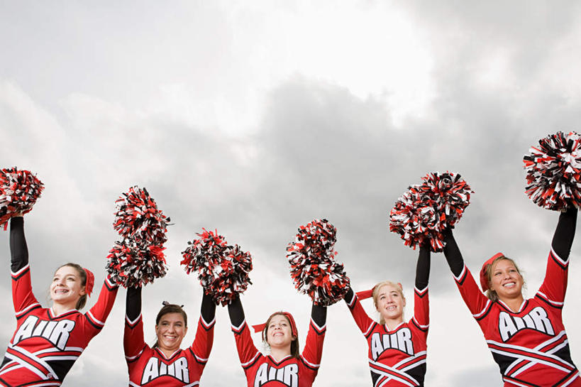 西方人,儿童,伙伴,朋友,跳,举,笑,微笑,露齿笑,横图,室外,白天,仰视,运动服,友谊,纯洁,欧洲,欧洲人,五个人,许多,服装,英文,标志,文字,字符,字母,乌云,云,阴天,云朵,许多人,云彩,注视,标识,小孩,衣服,天空,天,观察,看,托,一群人,同学,可爱,童年,童趣,服饰,观看,英文字母,察看,昏暗,衣着,阴沉,校友,穿着,关注,啦啦队,童真,烂漫,无邪,同窗,学友,拉拉花,拉拉球,啦啦花,啦啦球,衣饰,天真,友情,女孩,女人,女性,白种人,举起,举手,举着,跳跃,向上举,向上伸,向上托,半身,彩图,低角度拍摄,女生,运动装