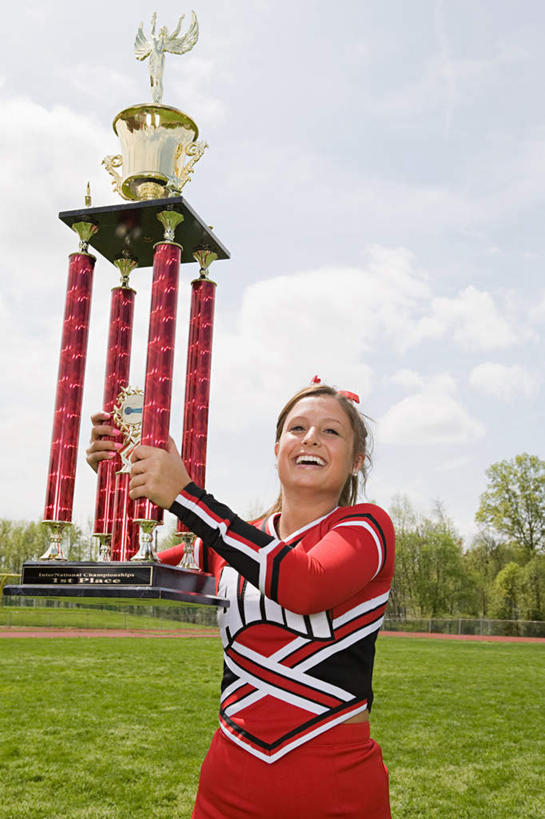 西方人,一个人,站,举,笑,微笑,露齿笑,竖图,室外,白天,仰视,裙子,成功,胜利,草地,草坪,植物,欧洲,欧洲人,仅一个年轻女性,仅一个女性,仅一个人,连衣裙,云,云朵,云彩,注视,草,树,树木,蓝色,绿色,白云,蓝天,天空,自然,天,观察,看,托,站着,光彩,生长,晴朗,成长,观看,察看,关注,荣誉,奖品,荣耀,光荣,年轻女性,女人,女性,白种人,晴空,举起,举手,举着,向上举,向上伸,向上托,站立,半身,彩图,低角度拍摄,奖杯