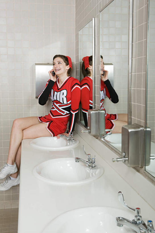 西方人,一个人,坐,笑,打电话,微笑,露齿笑,竖图,室内,白天,侧面,裙子,镜子,卫生间,洗手间,电话,手机,欧洲,欧洲人,仅一个年轻女性,仅一个女性,仅一个人,握,连衣裙,水槽,水龙头,墙,二郎腿,拿,听,拿着,注视,通讯设备,水斗,开关,墙壁,墙面,白色,打开,观察,看,握着,观看,阀门,镜像,察看,开启,镜面,关注,水咀,交流,年轻女性,女人,女性,白种人,厕所,沟通,通话,坐着,彩图,全身