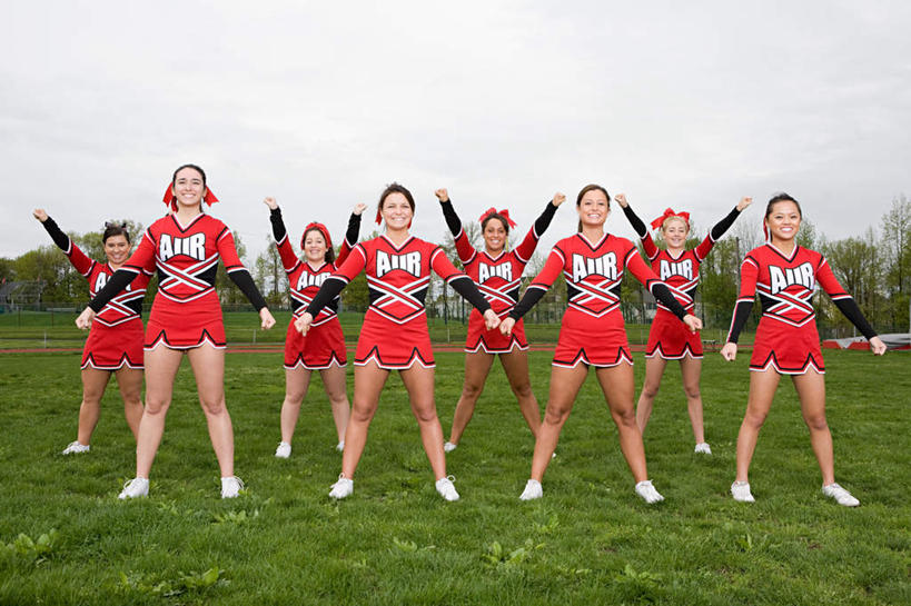 西方人,伙伴,朋友,站,举,伸展双臂,笑,微笑,露齿笑,横图,室外,白天,正面,裙子,跳舞,友谊,草地,草坪,植物,欧洲,欧洲人,连衣裙,装饰,云,云朵,许多人,云彩,草,树,树木,排列,蓝色,绿色,白云,蓝天,天空,自然,发箍,发饰,饰品,天,托,站着,一群人,同学,生长,晴朗,成长,头箍,校友,舞姿,发卡,配饰,同窗,学友,摆列,友情,年轻女性,女人,女性,白种人,晴空,敞开双臂,举起,举手,举着,伸开双臂,向上举,向上伸,向上托,展开双肩,站立,张开手臂,张开双臂,彩图,全身,舞蹈,布列,分列