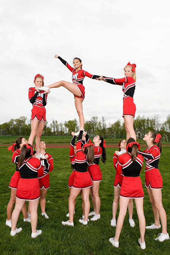 东方人,西方人,伙伴,朋友,站,举,笑,微笑,露齿笑,竖图,室外,白天,仰视,裙子,跳舞,友谊,植物,欧洲,欧洲人,亚洲,撑,连衣裙,云,云朵,许多人,云彩,黄种人,树,树木,蓝色,绿色,白云,蓝天,天空,自然,天,托,站着,一群人,同学,生长,晴朗,成长,撑着,校友,舞姿,同窗,学友,友情,年轻女性,女人,女性,白种人,亚洲人,晴空,举起,举手,举着,抬头,向上举,向上伸,向上托,仰头,站立,彩图,低角度拍摄,全身,舞蹈