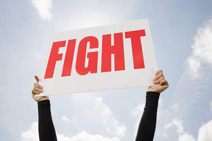 西方人,手,一个人,站,举,横图,室外,特写,白天,仰视,指示牌,欧洲,欧洲人,双手,仅一个年轻女性,仅一个女性,仅一个人,阴影,服装,光线,英文,标志,文字,影子,字符,字母,云,云朵,云彩,休闲装,标识,衣服,蓝色,白云,蓝天,天空,阳光,天,托,站着,休闲,手部,休闲服,服饰,晴朗,英文字母,年轻女性,女人,女性,白种人,晴空,举起,举手,举着,向上举,向上伸,向上托,站立,半身,彩图,低角度拍摄