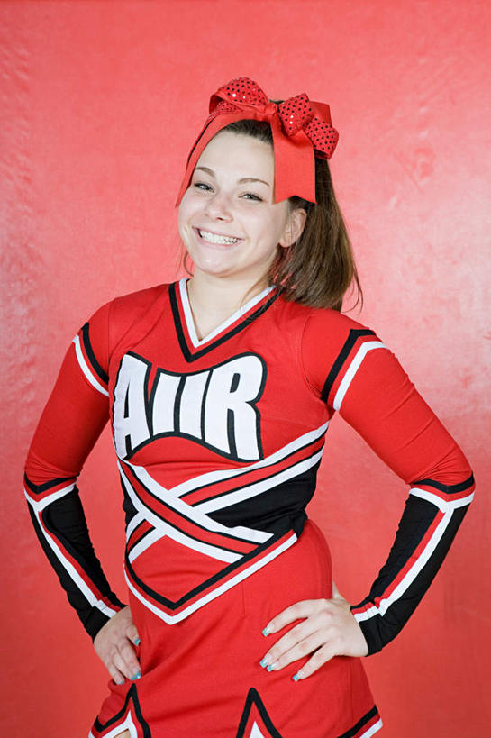 西方人,一个人,站,笑,微笑,露齿笑,竖图,室内,白天,侧面,裙子,欧洲,欧洲人,仅一个年轻女性,仅一个女性,仅一个人,阴影,红色背景,连衣裙,装饰,反射,影子,注视,手叉腰,发箍,发饰,蝴蝶结,饰品,叉腰,观察,看,站着,摄影,影棚,头箍,观看,察看,双手叉腰,关注,发卡,配饰,年轻女性,女人,女性,白种人,站立,半身,彩图,影棚拍摄,拍摄