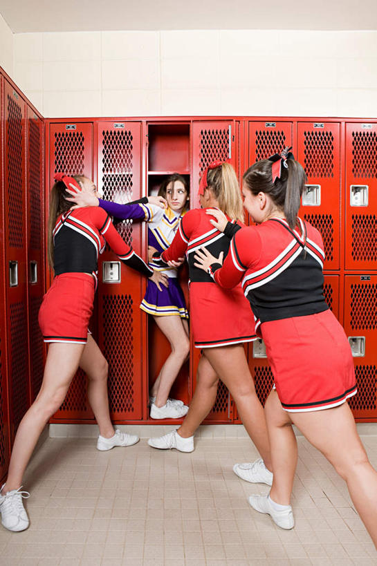 西方人,四个人,伙伴,朋友,站,竖图,室内,白天,正面,裙子,友谊,柜子,欧洲,欧洲人,连衣裙,装饰,墙,扭头,注视,墙壁,墙面,红色,白色,发箍,发饰,蝴蝶结,饰品,衣橱,观察,看,站着,转头,同学,头箍,观看,打架,察看,校友,关注,打斗,发卡,配饰,更衣橱,同窗,学友,友情,年轻女性,女人,女性,白种人,站立,彩图,全身