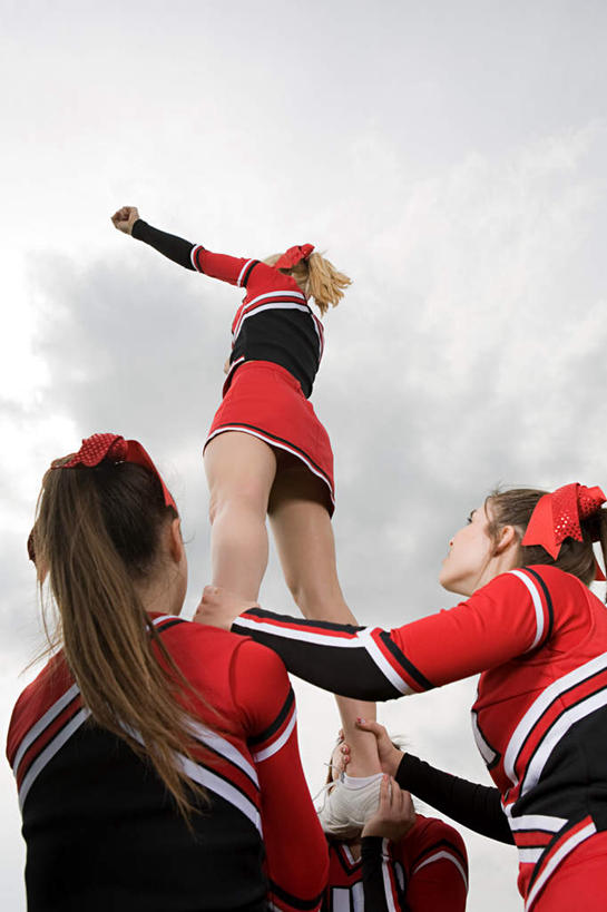 西方人,四个人,伙伴,朋友,站,举,竖图,室外,白天,仰视,裙子,友谊,欧洲,欧洲人,连衣裙,装饰,云,云朵,云彩,注视,踩,蓝色,白云,蓝天,天空,发箍,发饰,蝴蝶结,饰品,天,踩着,观察,看,托,站着,同学,晴朗,头箍,观看,张开双腿,察看,校友,关注,发卡,配饰,同窗,学友,展开双腿,友情,年轻女性,女人,女性,白种人,晴空,举起,举手,举着,抬头,向上举,向上伸,向上托,仰头,站立,半身,彩图,低角度拍摄,伸展双腿