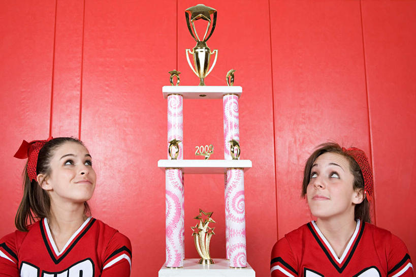 西方人,两个人,伙伴,朋友,坐,笑,微笑,横图,室内,白天,正面,裙子,友谊,成功,胜利,欧洲,欧洲人,连衣裙,装饰,墙,注视,墙壁,墙面,一个,红色,发箍,发饰,蝴蝶结,饰品,观察,看,同学,光彩,单个,头箍,观看,察看,校友,关注,荣誉,发卡,奖品,配饰,同窗,学友,荣耀,光荣,友情,年轻女性,女人,女性,白种人,抬头,仰头,坐着,半身,彩图,奖杯