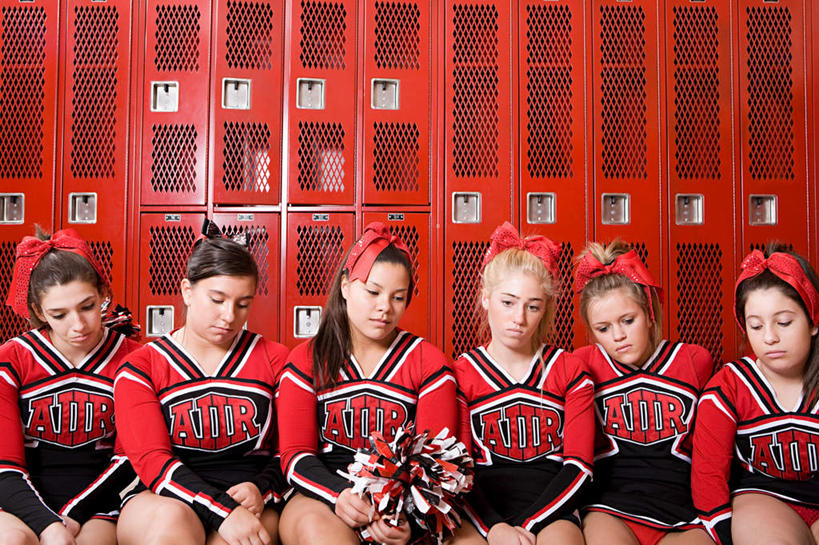 西方人,伙伴,朋友,坐,横图,室内,白天,正面,裙子,失败,友谊,柜子,欧洲,欧洲人,一排,握,连衣裙,沮丧,整齐,装饰,许多人,拿,拿着,注视,排列,一个,红色,发箍,发饰,蝴蝶结,饰品,衣橱,低头,观察,看,一群人,难受,同学,无奈,握着,单个,头箍,观看,失望,悲伤,察看,伤心,难过,校友,队列,关注,失落,发卡,配饰,颓废,更衣橱,挫败,受挫,落败,落空,错过,失足,失意,失策,失算,颓丧,衰颓,悲哀,懊丧,颓靡,气馁,丧气,同窗,学友,拉拉花,拉拉球,啦啦花,啦啦球,败北,挫折,失利,友情,年轻女性,女人,女性,白种人,坐着,半身,彩图